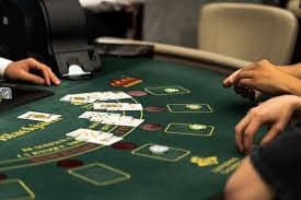 Pemain sedang menikmati sesi live casino dengan dealer langsung melalui laptop di surga99
